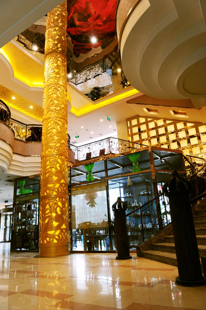 金世界酒店镂空鎏金装饰柱